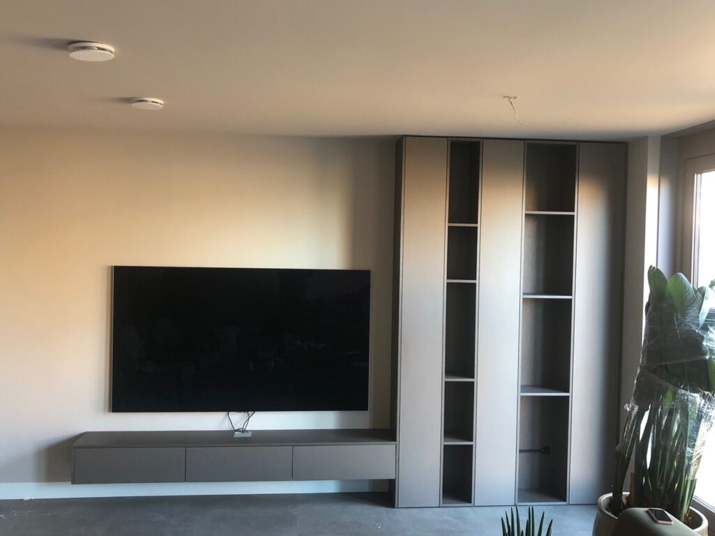 TV (2)