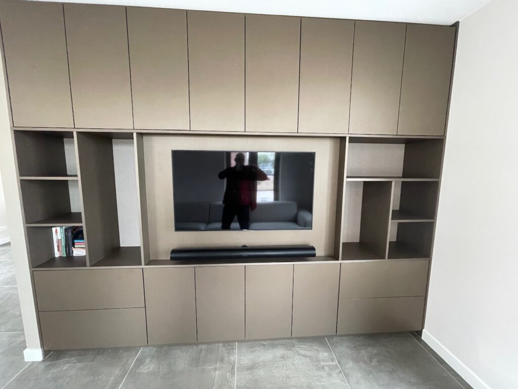 TV (24)
