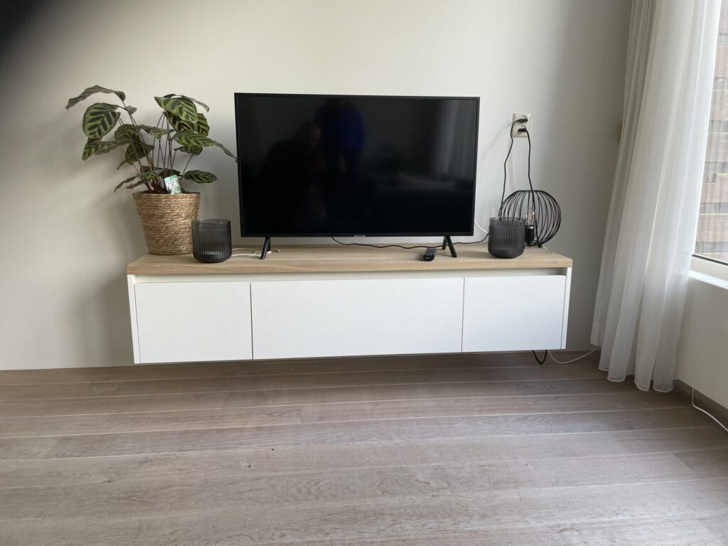 TV (44)
