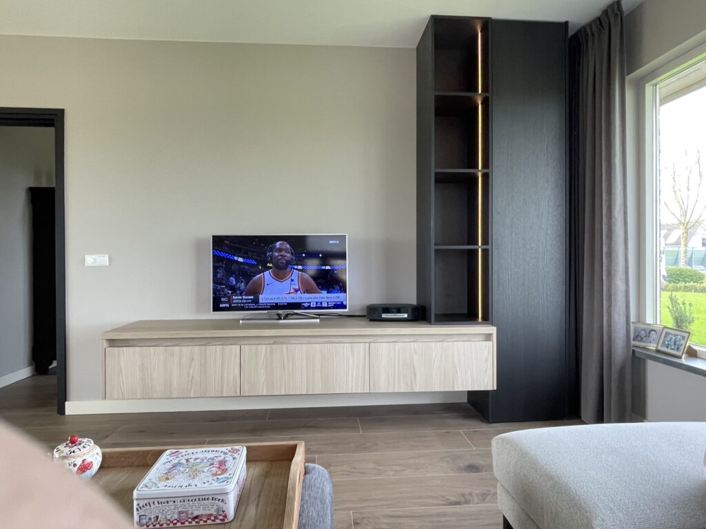 TV (77)