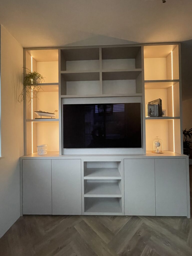 TV (8)